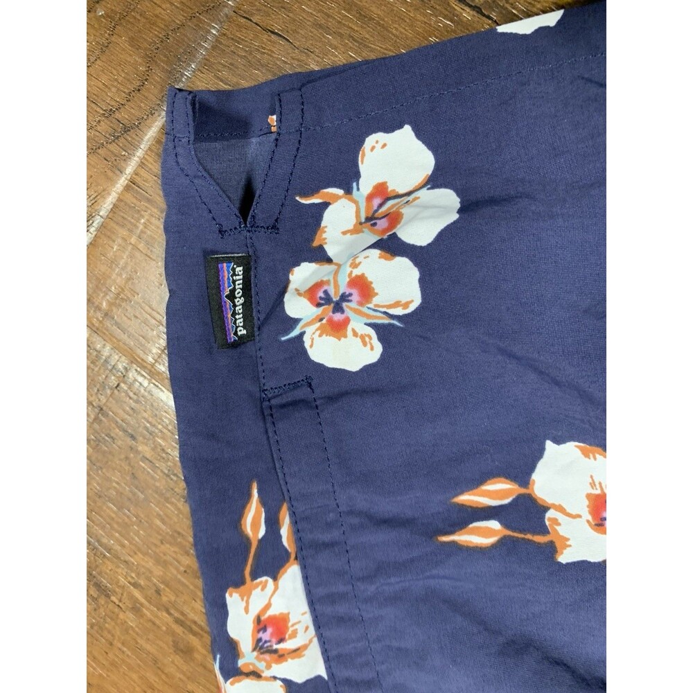 Patagonia Barely Baggies Shorts Women’s M Blue Floral Boardshort 2.5 Inseam EUC - Picture 2 of 5